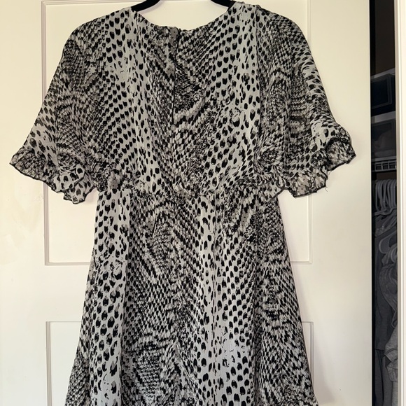 Chic Animal Print Dress - Picture 4 of 8